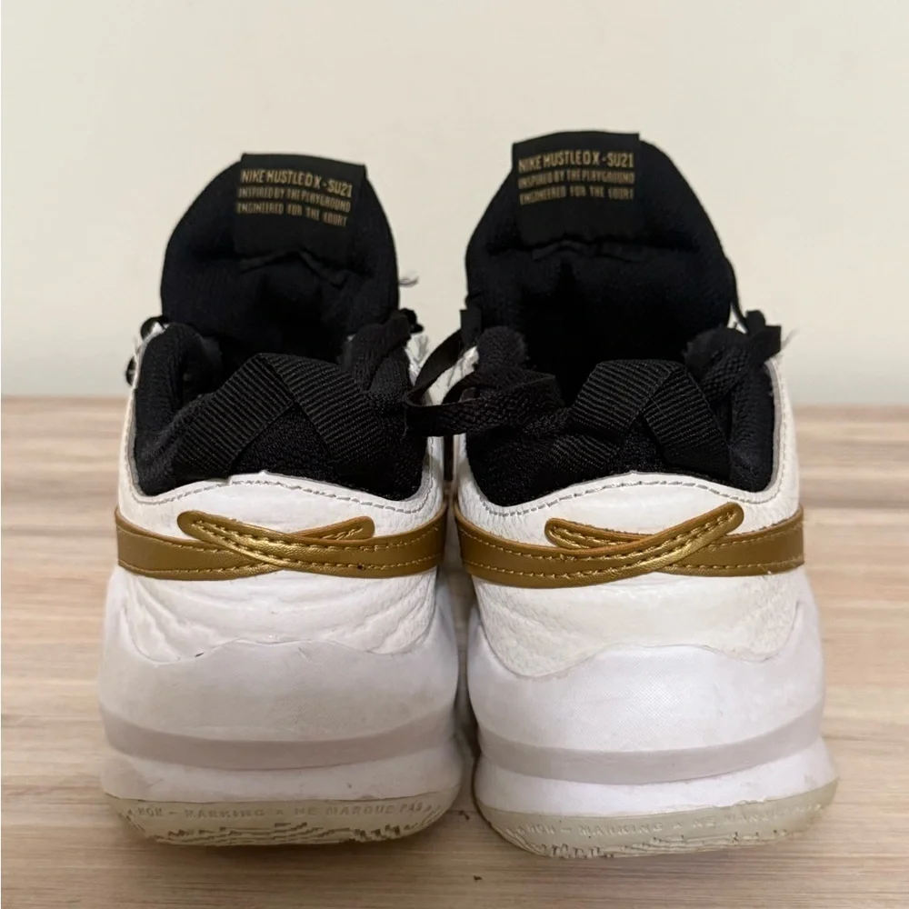 NIKE TEAM HUSTLE D 10 (GS)-CW6735-002 Black/Gold Youth Basketball Shoes Sz 4Y